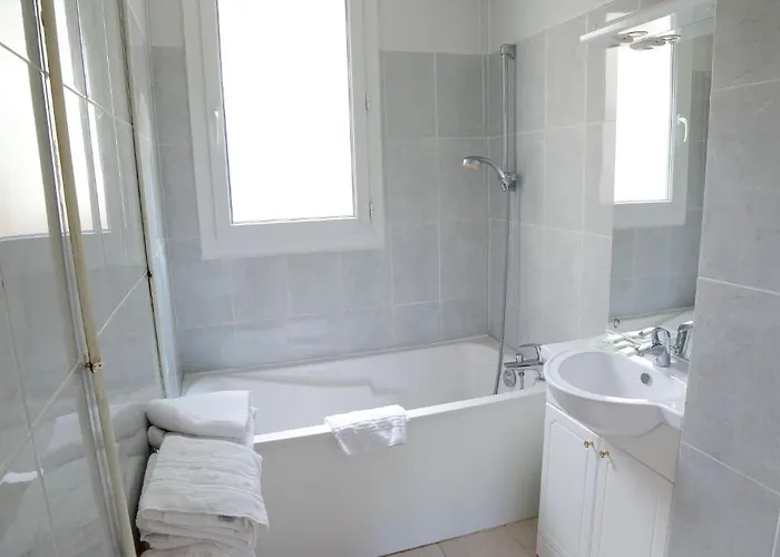 Les Colombes Hotel *